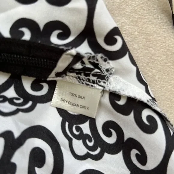 Gorgeous EUC SZ M WHBM 💯 Silk Ivory & Black Scroll Design Top - Picture 4 of 9